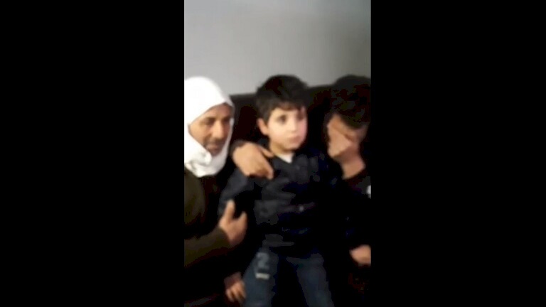 فيديو| شاهد لحظة وصول الطفل فواز قطيفان واستقباله من قبل أهله
