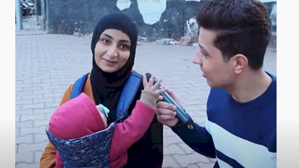 سيدة النعناع تشغل المصريين.. ومفاجأة من والدها