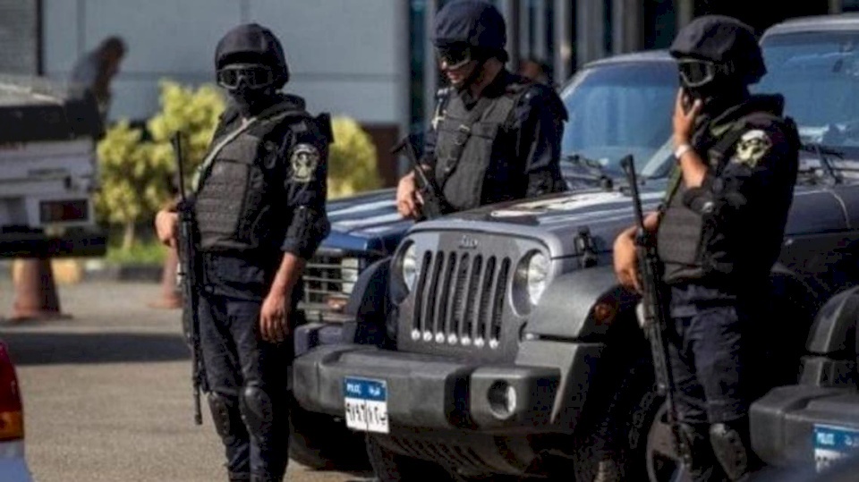 نفذ مذبحة في مصر.. مصرع قاتل والديه وزوجته بنيران الشرطة