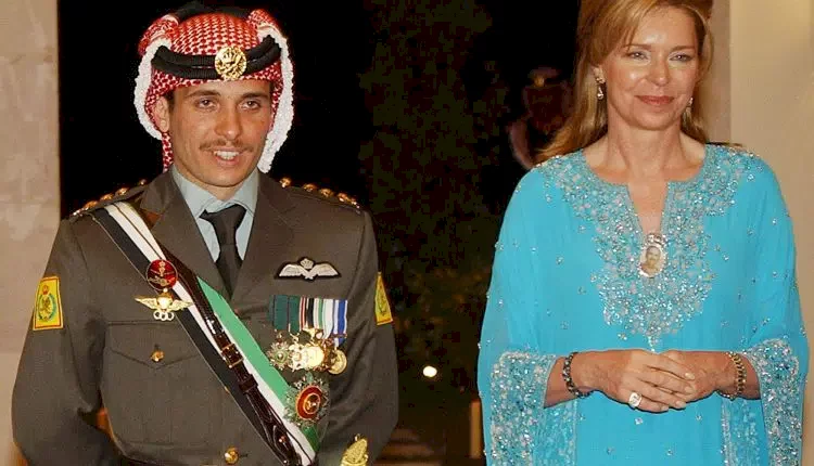 شاهد| يخضع والده الأمير للإقامة الجبرية .. الملكة نور تنشر أول صورة لحفيدها الجديد