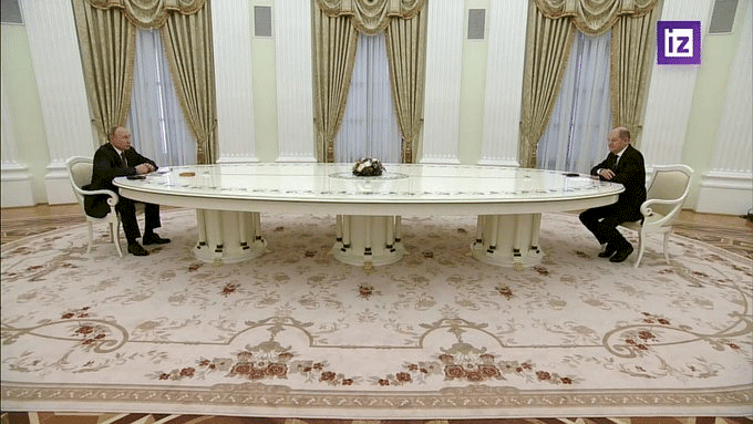 على غرار "ماكرون".. "بوتين" يُعاقب المستشار الألماني ويجلسه على نفس الكرسي!