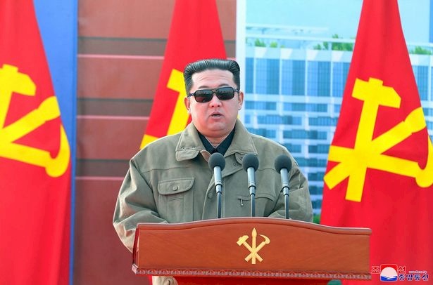 زعيم كوريا الشمالية غاضب على المزارعين لفشلهم في جعل الزهور تتفتح بعيد ميلاد والده!