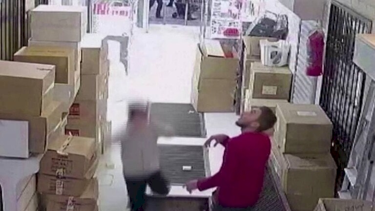 بالفيديو.. شاب يسقط في حفرة بإسطنبول أثناء انشغاله بهاتفه