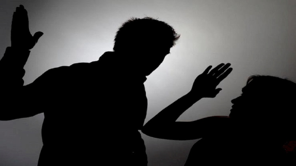 عريس غاضب يصفع عروسه خلال حفل الزفاف وسط صدمة الحاضرين.. فيديو