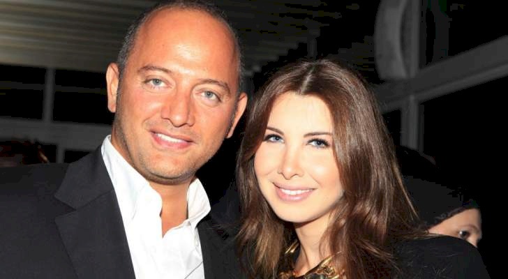 شاهد كيف تصرفت نانسي عجرم عندما رأت زوجها يتهامس مع غيرها! (فيديو)