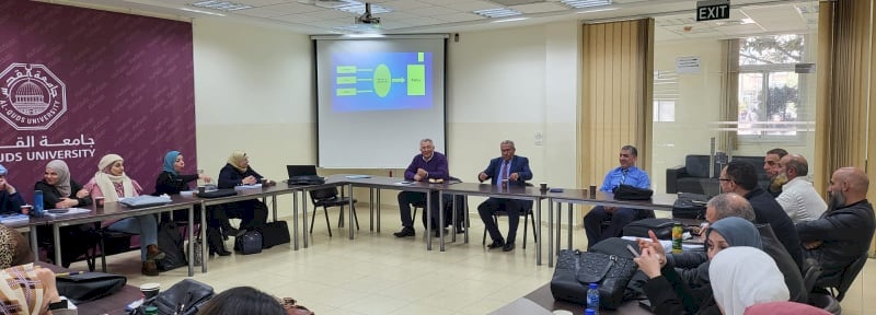 د. أبو كشك يقدم محاضرةً عن "التخطيط الاستراتيجي وقيادة التغيير" لطلبة دكتوراه "القيادة والإدارة التربوية"
