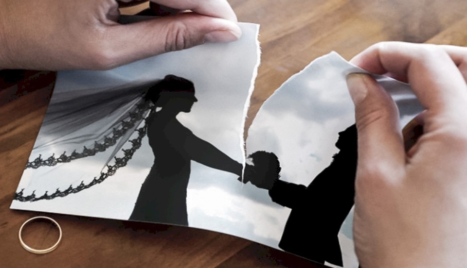 امرأة تنتقم من طليقها.. أراد الزواج فأحرقت سيارته الجديدة!