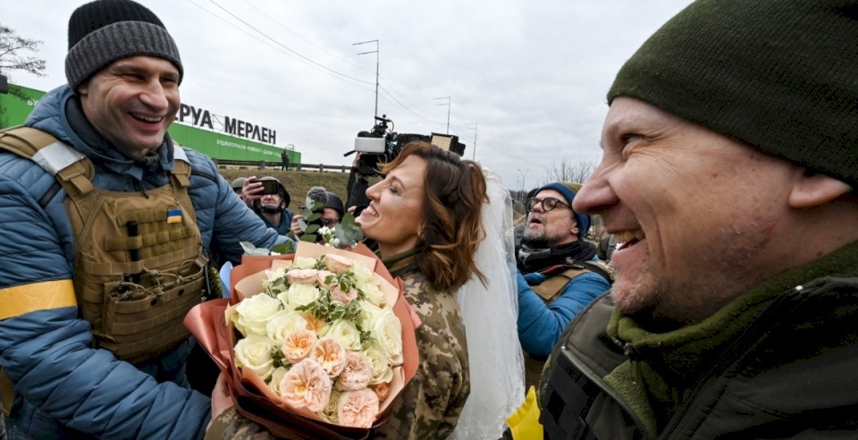 فيديو لزفاف بالزي العسكري والضيوف يحملون قذائف! عروسان أوكرانيان يخطفان الأنظار