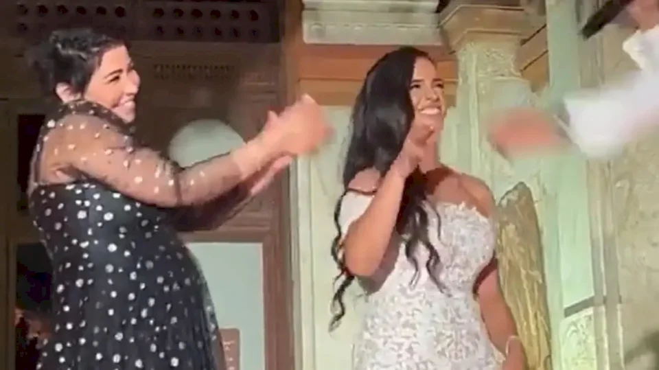 شيرين تكشف سبب انتفاخ بطنها: "بحس إني في السابع"