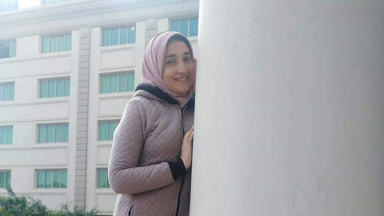 مصريون لا يصدقون ويطالبون بالتحقيق: أم شابّة تموت غرقاً داخل غسالة ملابس!
