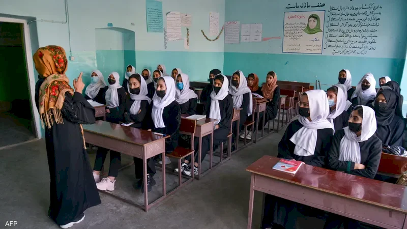 طالبان فتحت مدارس الفتيات الثانوية لساعات ثم "حدثت المفاجأة"