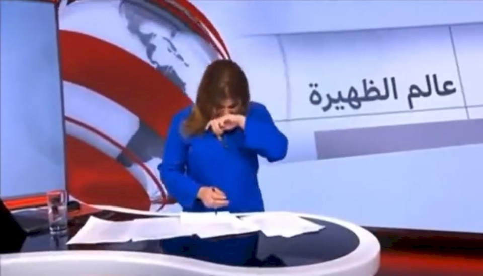 فيديو- مذيعة أخبار تدخل في نوبة ضحك على الهواء وهكذا بررت فعلتها!