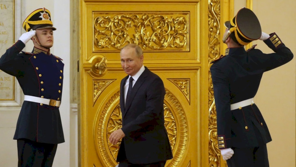 طبيب سرطان زار بوتين 35 مرة خلال سنوات!.. التايمز: الرئيس لجأ لطب بديل ويستحمُّ بدم من قرون الغزلان