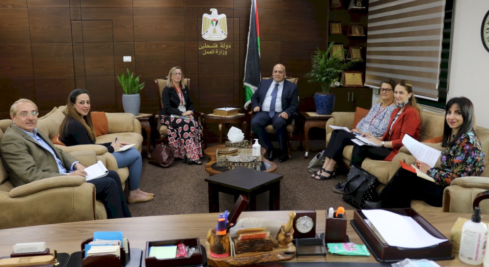 وزير العمل وممثلة كندا في فلسطين يبحثان سبل دعم الاستراتيجية الوطنية للتشغيل