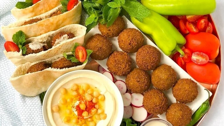 "فول وطعمية وبيض".. فاتورة سحور تثير جدلا في مصر وصاحبها يكشف السبب! (صورة)