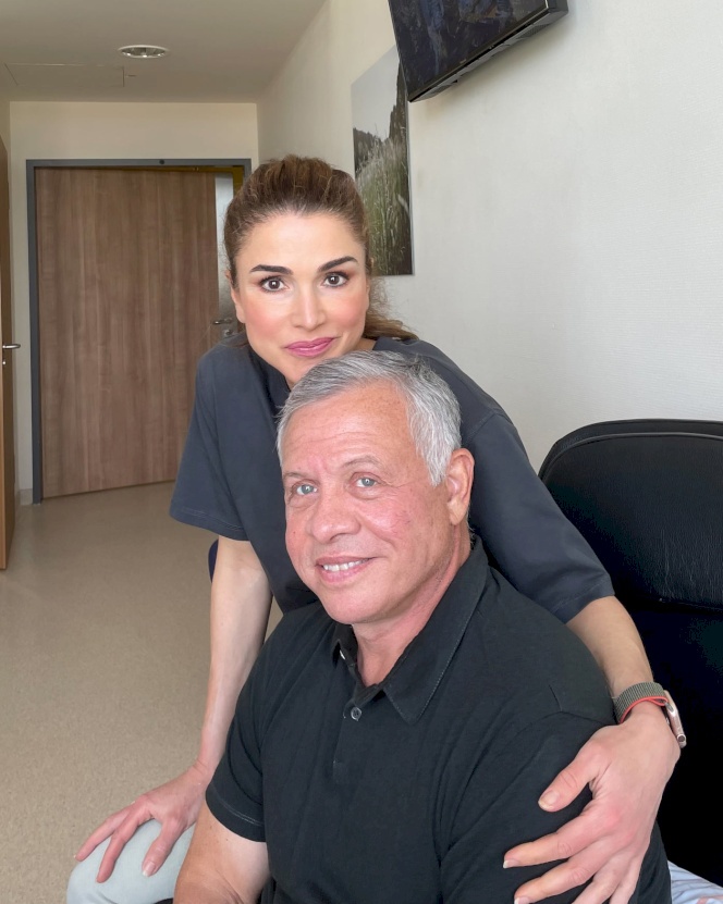 الملكة رانيا تهنئ الملك عبد الله بسلامته عبر صورة تجمعهما