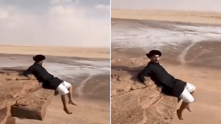 مشهد يحبس الأنفاس.. مغامر سعودي يجلس على حافة جبل شاهق في ينبع! (فيديو)
