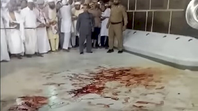 شاهد- ما حقيقة فيديو "خروج الدم من الأرض" بجوار الكعبة؟