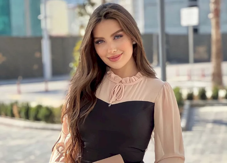 إعلامية عراقية تثير الجدل بعد نشر صورة لها مع عائلتها! (شاهد)
