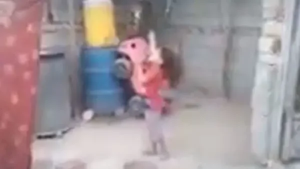 شاهد| مازحها بطلقة.. فيديو لقناص حاول اغتيال ابنته يهز العراق