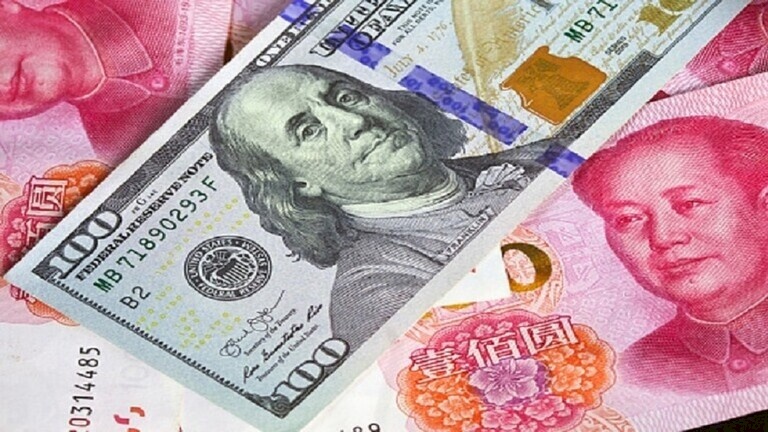 اليوان ينخفض مقابل الدولار إلى أدنى حد منذ نوفمبر 2020