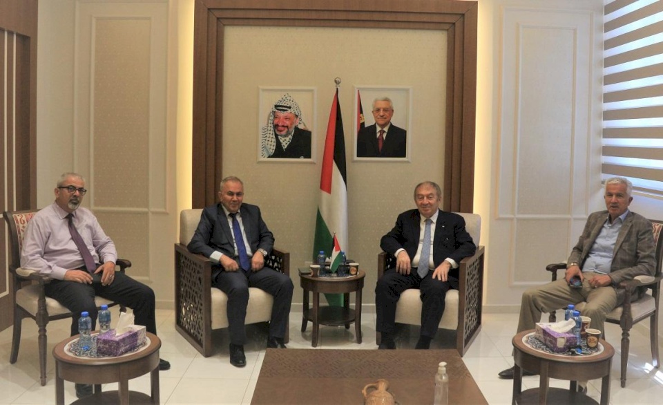 بحث توريد القمح الصربي إلى فلسطين