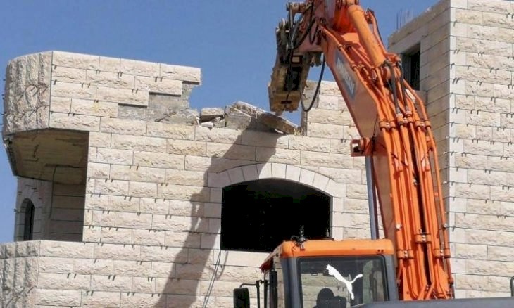 الاحتلال يهدم منزلا في بلدة بيت حنينا شمال القدس