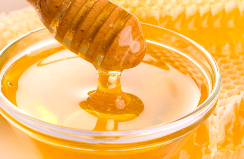 أخطاء شائعة... ماذا يحدث للعسل عند تخزينه في وعاء معدني أو تسخينه؟
