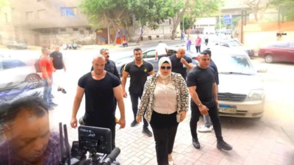 أتذكرون المعلمة المحاطة بـ20 حارساً شخصياً؟ إليكم المفاجأة