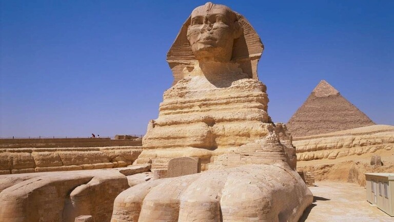 تمثال "أبو الهول" يثير ضجة في مصر بعد انتشار فيديو له "نائما".. ما القصة؟