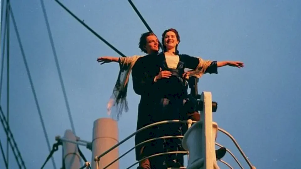 صورة- تقليد "تيتانيك" ينتهي بفاجعة.. عشيقان غرقا ومات الشاب