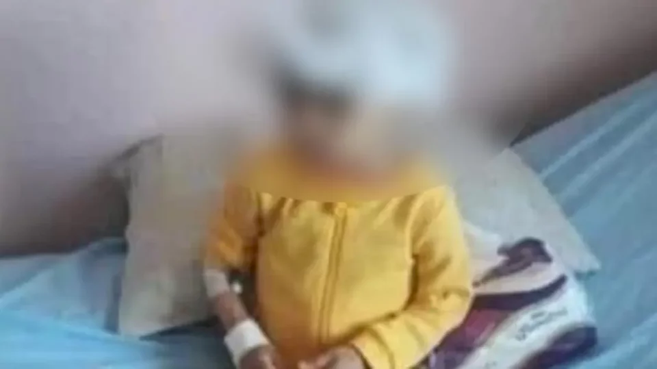 شاهد| رُبطت بحبل ورُميت خارجاً.. فيديو مأساوي لطفلة يفطر قلوب السوريين