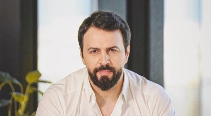 تيم حسن ينشر صورة تجمعه بشقيقه.. والجمهور: الشبيه بينهما كبير! (شاهد)