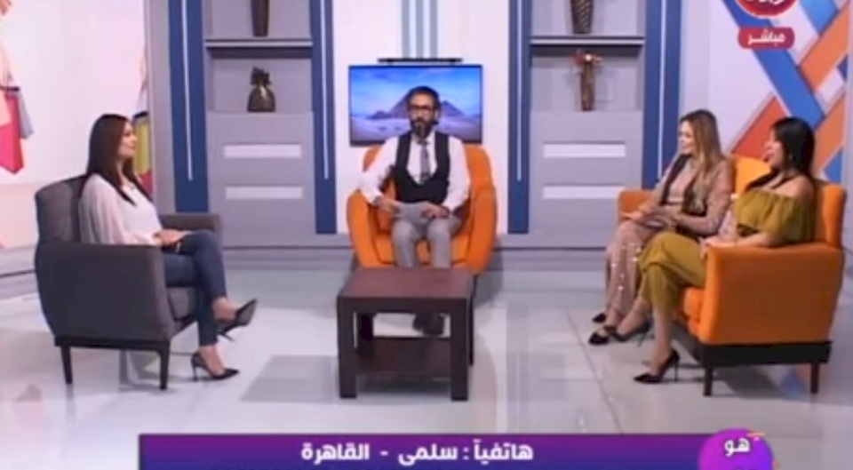 متصلة تضع مجموعة مذيعين مصريين في موقف محرج على الهواء.. شاهدوا ماذا فعلت!