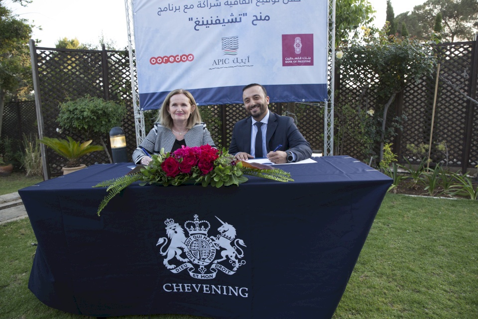 القنصلية البريطانية وشركة أوريدو فلسطين توقعان شراكة لدعم برنامج تشيفنينج للمنح التعليمية