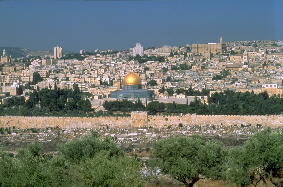 وزير القدس: حكومة الاحتلال تتحمل مسؤولية ما سيحدث غداً