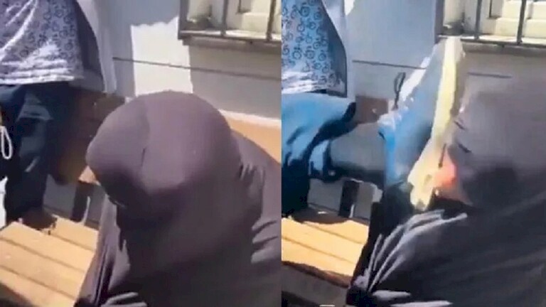 تركي يركل مسنة سورية على وجهها بوحشية.. والسلطات تعتذر! (فيديو)