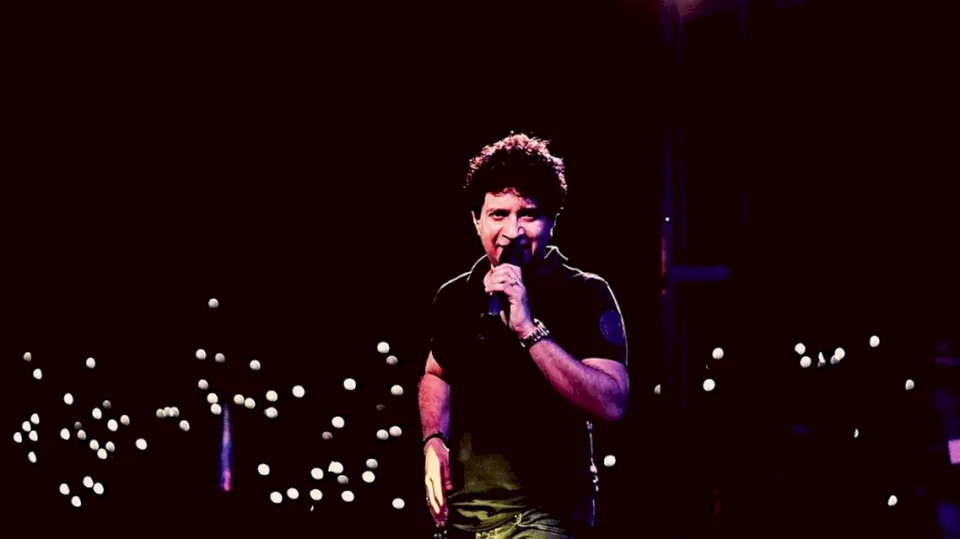 شاهد لحظاته الأخيرة على المسرح.. وفاة مغنٍّ هندي شهير خلال حفل