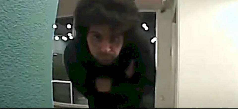 قبل "الجريمة المروعة".. فيديو يكشف تجول ابن الوزيرة المصرية مكان الحادثة!