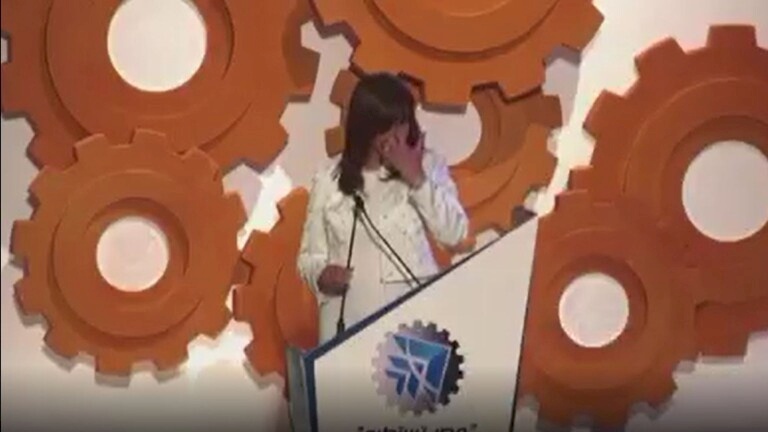 وزيرة الهجرة المصرية تبكي على الهواء بسبب اتهام نجلها بجريمة قتل في أمريكا (فيديو)