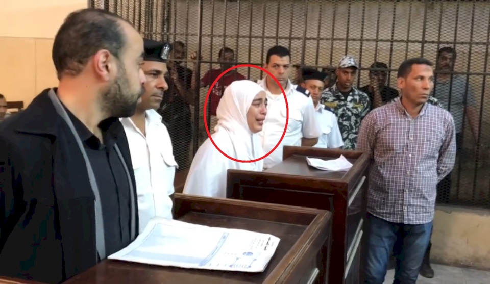 شاهد- لحظة الحكم بإعدام مصرية ارتكبت جريمة لا تصدق بحق ابنها الوحيد!