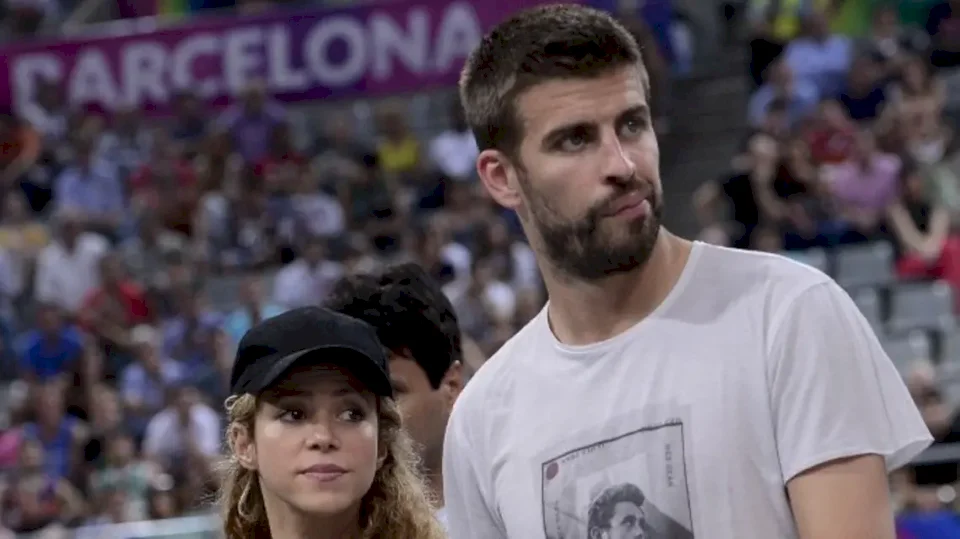 بيكيه غاضب من شاكيرا: خانته وطعنته على الهواء؟!