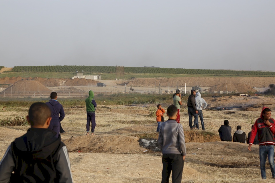 الاحتلال يطلق النار وقنابل الغاز صوب الشبان شرق غزة