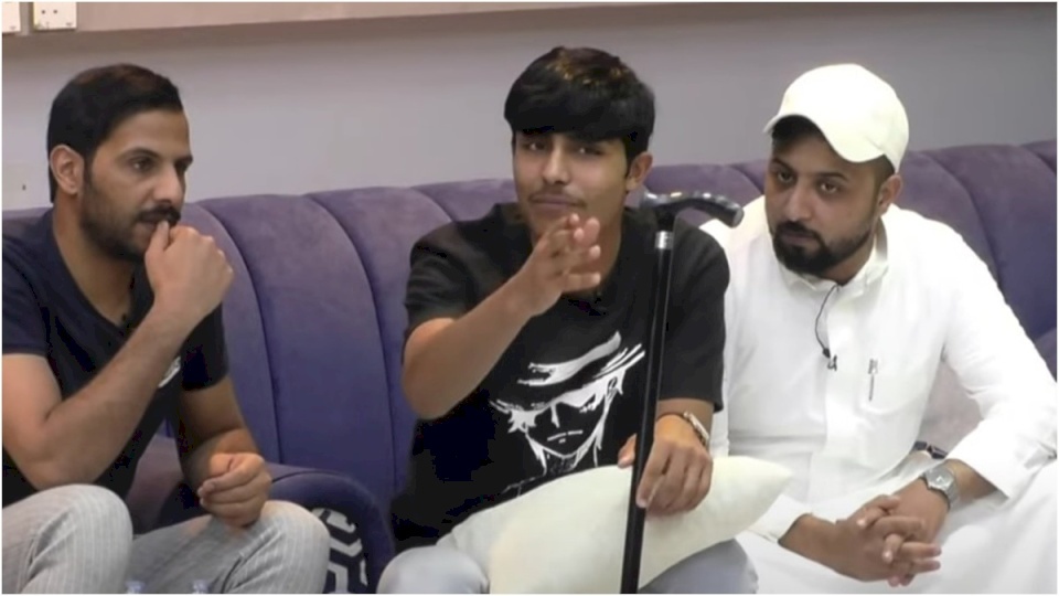 متسابق سعودي يقطع اتصال والدته على الهواء لأن صوتها "عورة"! (فيديو)