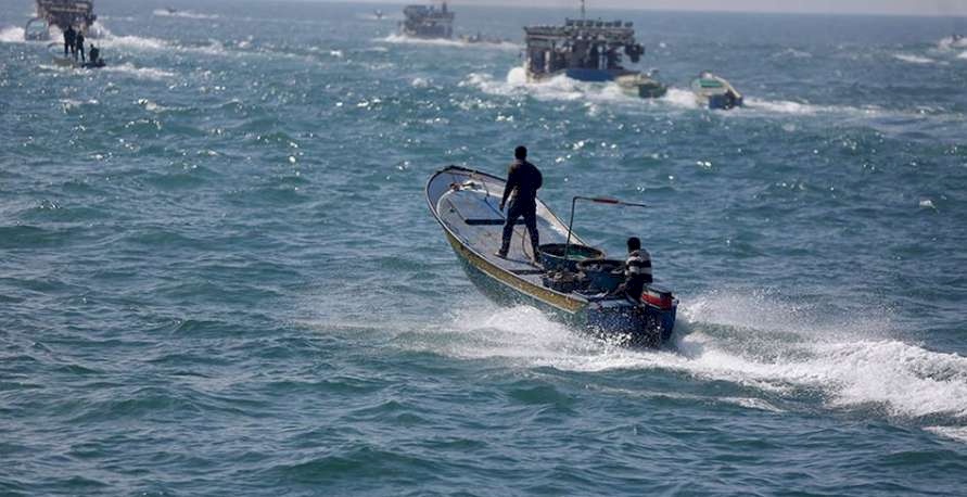 زوارق الاحتلال تهاجم الصيادين قبالة شاطئ رفح