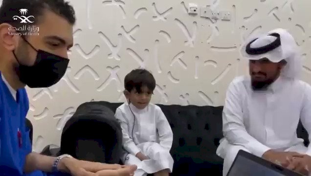ردة فعل مؤثرة لطفل سعودي يسمع لأول مرة (فيديو)