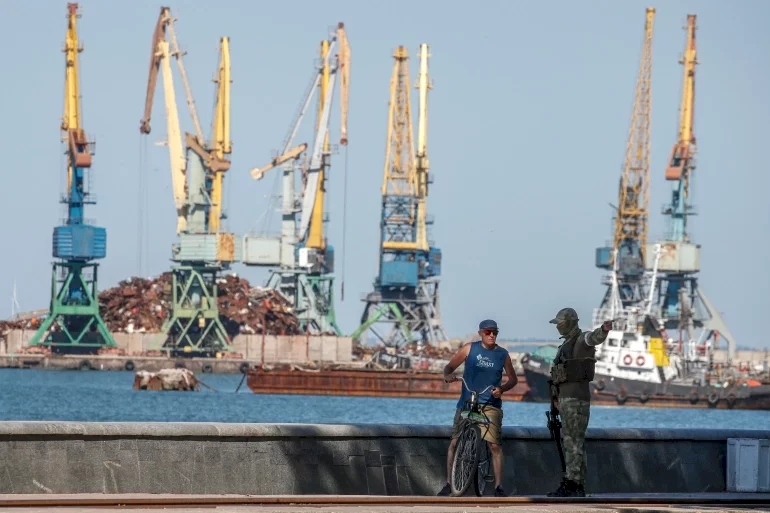 كييف تطلب من أنقرة احتجاز سفينة حبوب تحمل العلم الروسي