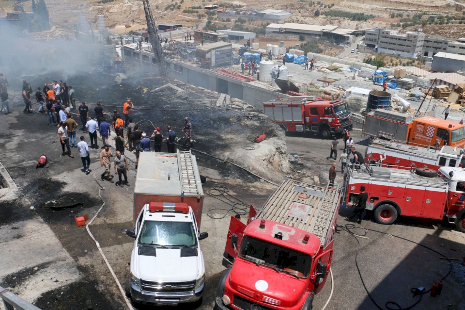 الدفاع المدني يسيطر على حريق كبير داخل مصنع إسفنج في ترقوميا غرب الخليل