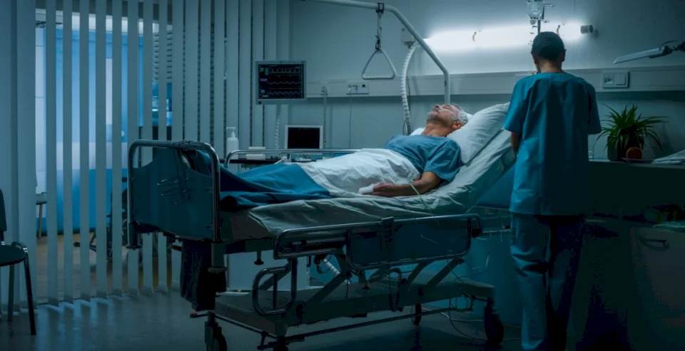 رجل يحتضر يتلقى مفاجأة بعد حفل زفافه الذي أقامه على فراش الموت