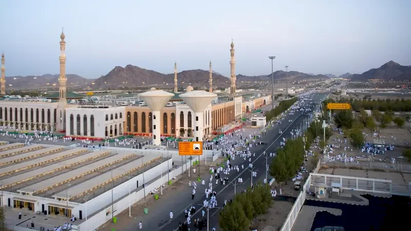 حجاج بيت الله يتوافدون إلى صعيد عرفات